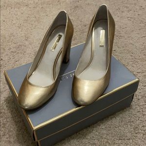 Gold pumps